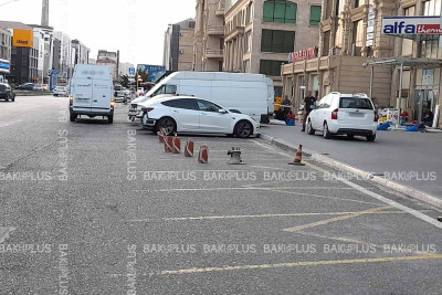 Əhməd Rəcəbli küçəsindəki dayanacaqda qanunsuz parkinq yaradılıb