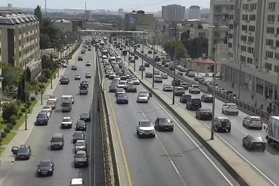 Bakının əsas yollarının birində qəza nəticəsində tıxac yaranıb