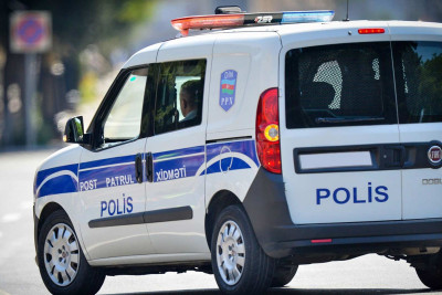 Bakı sakini cinsi azlıqla bir maşına minmək istəmədi: o, polis maşınını zədələdi