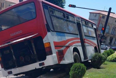 Bakıda sərnişin avtobusu qəza törədib