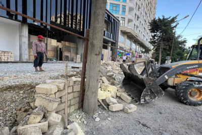 Nərimanov: Təbriz küçəsində qanunsuz tikili sökülüb