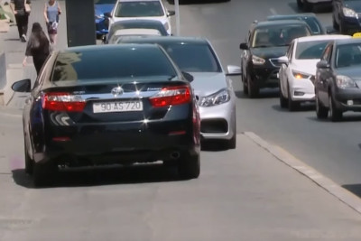 Bakıda parkinq problemi: yer olmadığına görə sürücülər avtomobilləri səkidə saxlayır