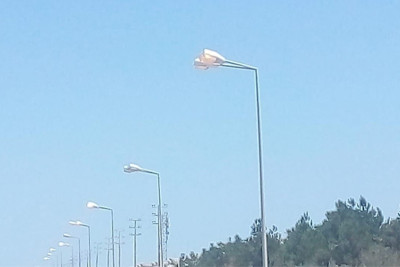 Türkan qəsəbəsi: küçələrdən birinin dirəklərində lampalar gündüz saatlarında da yanır