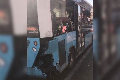Qara Qarayev prospektində avtobus “Toyota Prius”la toqquşub: 5 nəfər xəsarət alıb