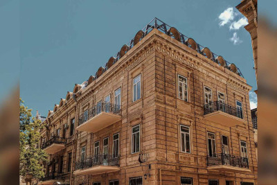 Bakının mərkəzində daha bir memarlıq abidəsi üzərində mansard tikilir