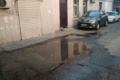Nəsimi: Ağadadaş Qurbanov küçəsində su borusu təmir olunub