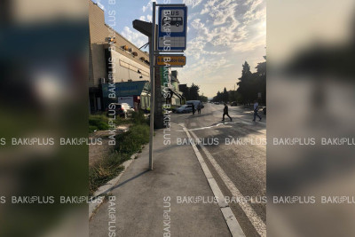 Bakıxanovda avtobus dayanacağının yanından kanalizasiya suyu axır: üfunət qoxusu sakinləri narahat edir