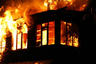 Bakıda üçmərtəbəli evdə yanğın olub