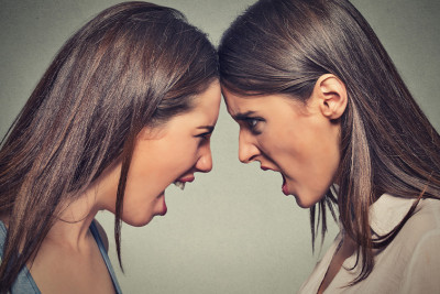 Gözəllik salonunun administratoru işçini döyərək ona xəsarət yetirib