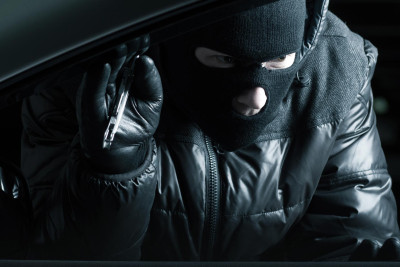 Nərimanovda sərnişin sürücünü bıçaqla hədələyərək avtomobilini qaçırıb