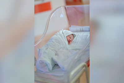 Bakı doğum evində körpə ölüb: valideynlər həkimləri onun meyitini oğurlamağa cəhddə ittiham edirlər