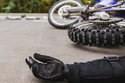 Bakıda motosiklet idarə edən 17 yaşlı gənc qəza törədib