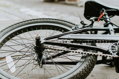 Nərimanovda avtomobil velosipedçini vurub