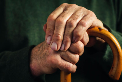 Xətai: FHN-in əməkdaşları yataq xəstəsini mənzildən düşürüblər