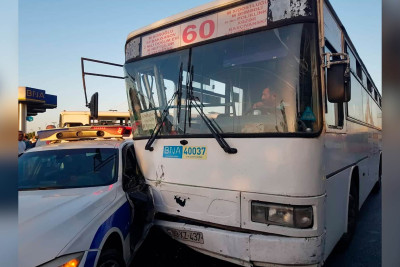 Bakıda avtobus DYP avtomobili ilə toqquşub