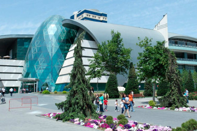 “Park Bulvar”-da restoran sahibi işçisini döyüb