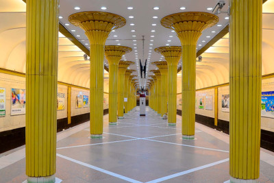 Metroda halı pisləşən qadına ilkin yardım göstərilib