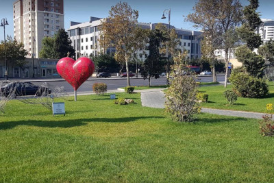 Bakıda insanlar parka getmək üçün özlərini təhlükəyə atırlar