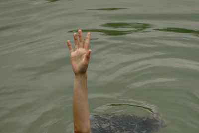 Nardaranda 15 və 17 yaşlı bacılar dənizdə batıblar