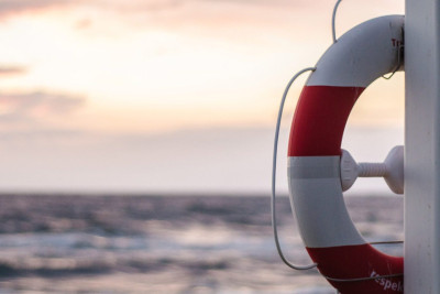 Dənizdə batma təhlükəsi ilə üzləşən iki nəfər xilas olunub