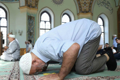 Təzəpir məscidində bayramı namazı qılınıb