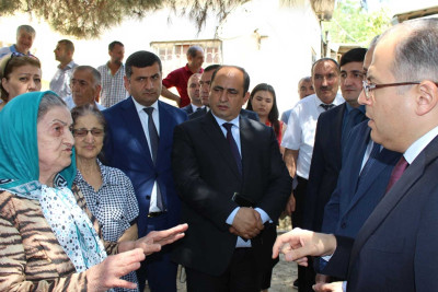 Səbail rayonunda icra başçısı sakinlərlə görüşüb