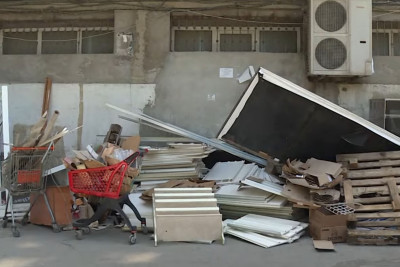 Bakıda yaşayış binasının həyəti zibil poliqonunu xatırladır