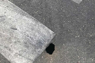 Bakıda yolun ortasında deşik yaranıb