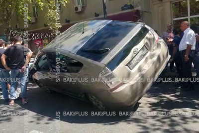 Bakıda “Toyota Prius” parklanmış avtomobilin üzərinə çıxıb: 3 avtomobilə ciddi ziyan dəyib