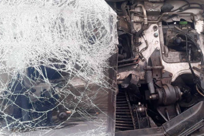 Qaradağda qəza zamanı sürücü avtomobildə sıxılmış vəziyyətdə qalıb