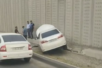 Bakıda “Corolla” divara çırpılıb