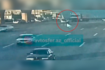 Bakıda “Prius” magistralda əks istiqamətə çıxaraq yük avtomobili ilə toqquşub