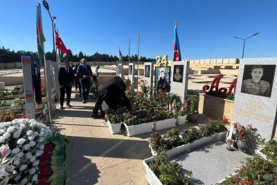 Nəsimi RİH-nin əməkdaşları Vətən müharibəsi şəhidlərinin məzarını ziyarət ediblər