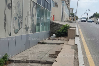 Badamdar şosesində keçilməz sədlə bitən piyada səkisi