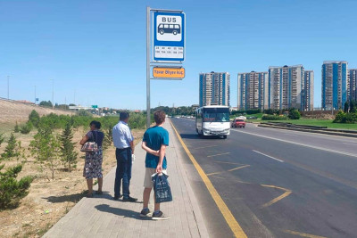 Sabunçu rayonunda avtobus dayanacağı pavilyonunun olmaması sakinləri narahat edir