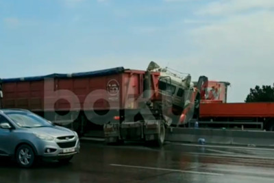 Bakı-Sumqayıt yolunda tıxac yaranıb: yük avtomobili qəzaya uğrayıb