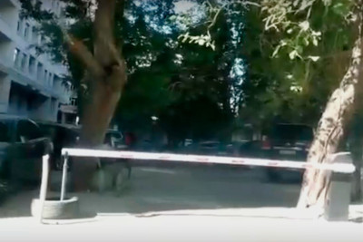 Nərimanov rayonunda naməlum şəxslər binanın həyətini zəbt edərək parkinq yaradıblar