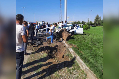 Bakı-Qazax yolunda avtomobil idarəetmədən çıxaraq dirəyə çırpılıb