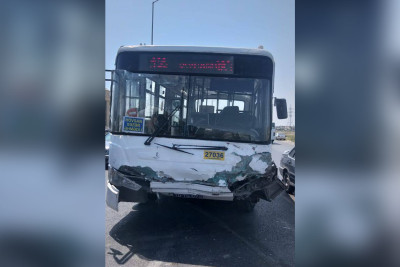 Hövsan şosesində sərnişin avtobusu qəzaya düşüb