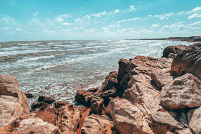 Buzovna çimərliyinin azad edilmiş qayaları zibil içindədir: yerli sakinlər şikayət ediblər