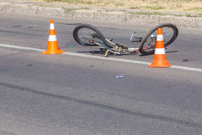 Bakıda avtomobil yolu keçən velosipedçini vurub