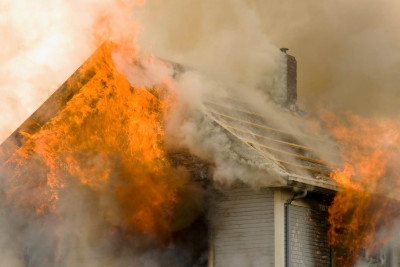 Xəzər rayonunda yaşayış evi yanıb