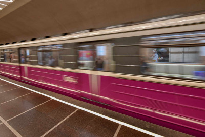 Metronun “Nizami” stansiyasında gənc qız huşunu itirib