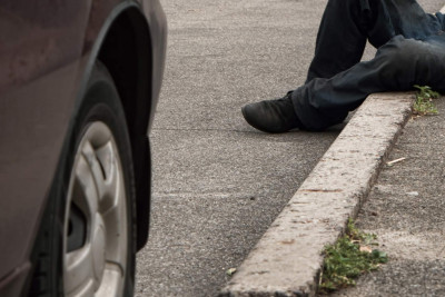 Zığ yolunda avtomobil piyadanı vurub