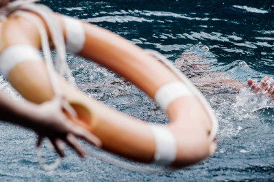 Dənizdə batma təhlükəsi ilə üzləşən iki nəfər xilas olunub