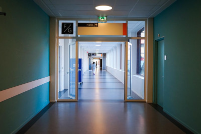 Xətai rayonunda 14 yaşlı qız binadan avtomobilin üzərinə düşüb