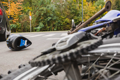Bakıda motosikletlə avtomobil toqquşub, xəsarət alanlar var