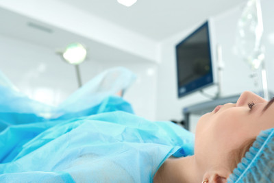 Xətaidə yolu keçən qızı avtomobil vurub