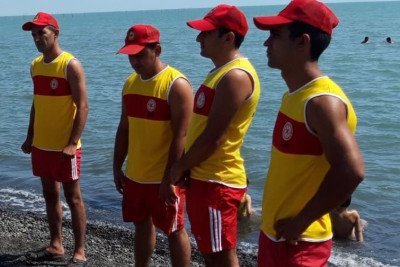 Nəzarətsiz sularda çimən 2 nəfər batmaq təhlükəsi ilə üzləşib