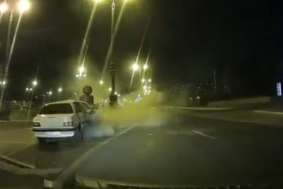 Heydər Əliyev prospektində avtomobil qəzaya uğrayıb